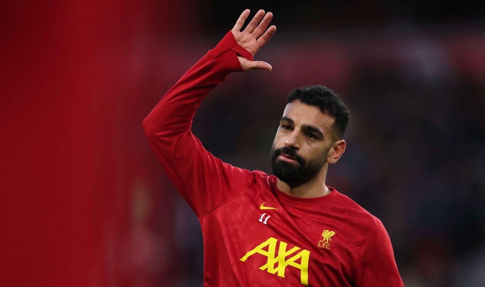 محمد صلاح يوجه تحية للجمهور خلال تدريبات ليفربول تحضيراً لمواجهة مان سيتي في البريمييرليغ 1-12-2024