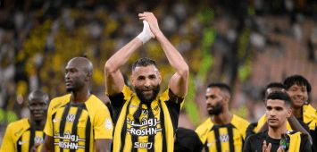 كريم بنزيما يحتفل مع لاعبي الاتحاد بالفوز على الهلال