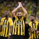 كريم بنزيما يحتفل مع لاعبي الاتحاد بالفوز على الهلال