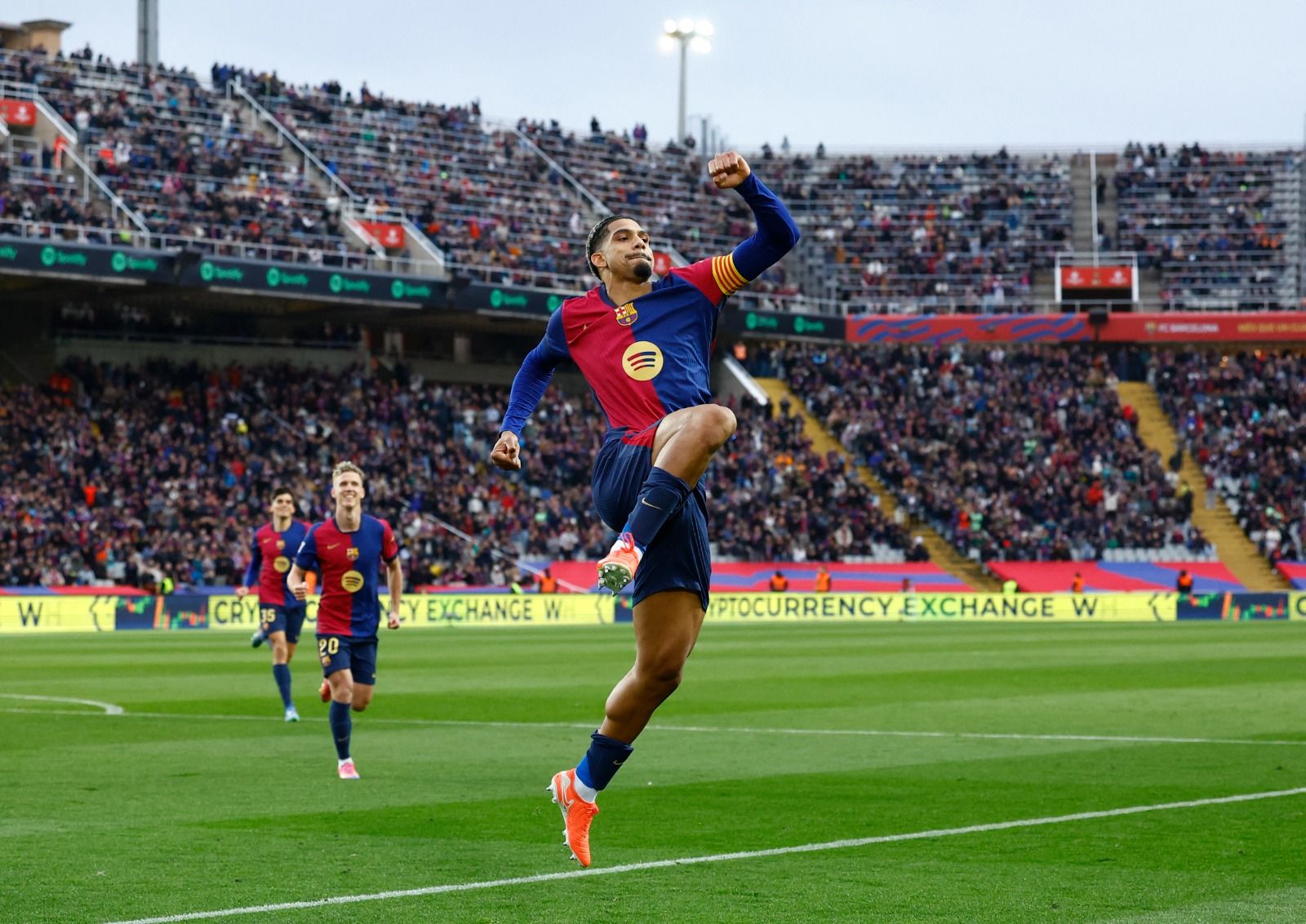 رونالد أراوخو مدافع برشلونة يحتفل بتسجيل هدف في شباك ريال سوسيداد بالدوري الإسباني - 2 مارس 2025