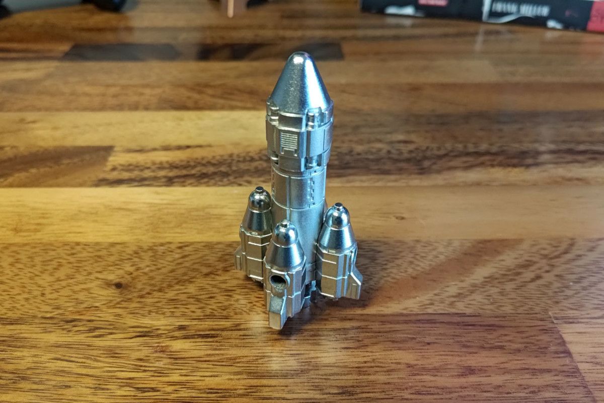 لعبة Rocket Spinner Desk Toy على طاولة خشبية