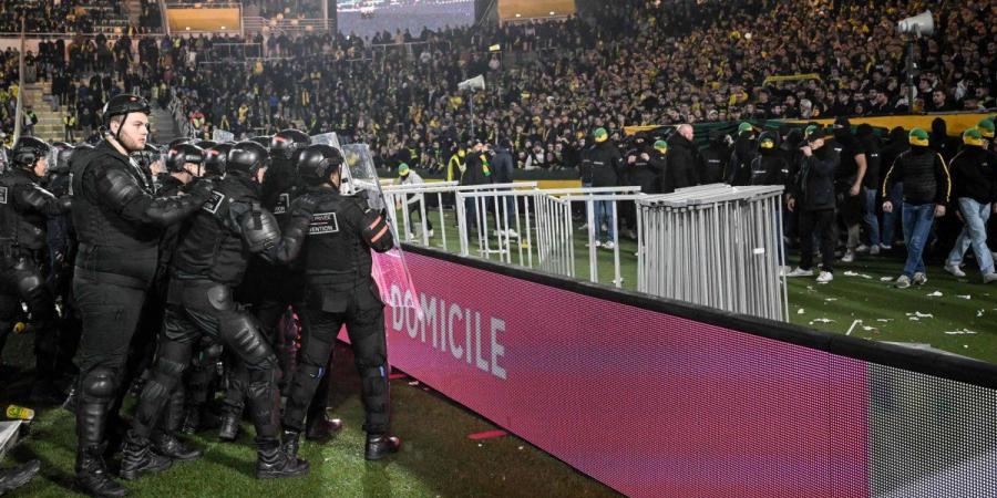 الدوري
      الفرنسي:
      فوز
      احتفالي...
      وشغب
      جماهيري - غاية التعليمية