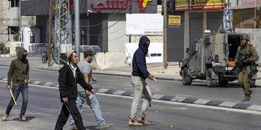 مستوطنون
      يحرقون
      أجزاء
      من
      المسجد
      الجديد
      فى
      قرية
      مردة
      بالضفة
      الغربية - غاية التعليمية