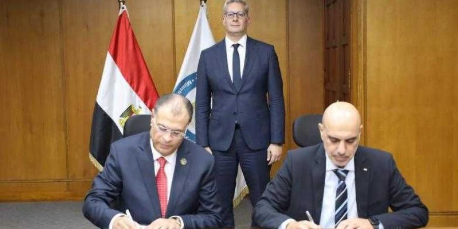 وزير
      البترول
      يشهد
      توقيع
      اتفاقيتين
      لشركة
      ”ABB”
      لرفع
      الطاقة
      بمصانع
      أبوقير
      للأسمدة - غاية التعليمية