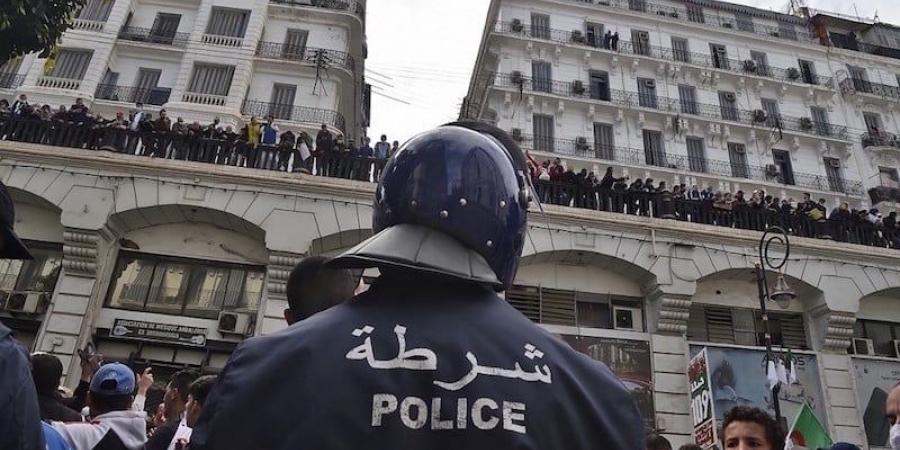 رصيف
      الصحافة:
      النظام
      الجزائري
      يعتقل
      نشطاء
      من
      حملة
      "مانيش
      راضي" - غاية التعليمية