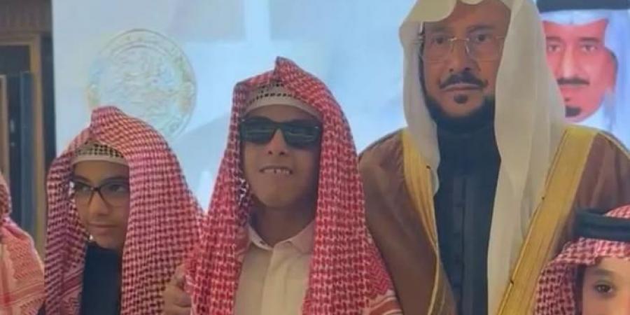 بالفيديو
      وفي
      لفتة
      كريمة..
      وزير
      الشؤون
      الإسلامية
      يُوجِّه
      بتعيين
      المتسابق
      الكفيف
      "السناني"
      إمامًا
      في
      تبوك - غاية التعليمية