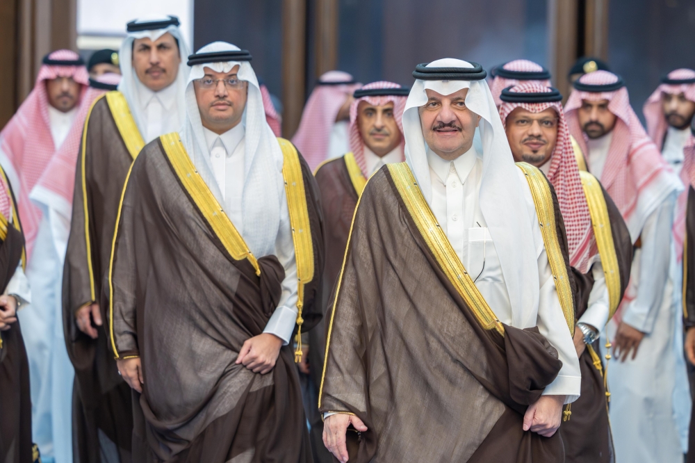 أمير الشرقية يلتقي منسوبي أمانة الأحساء ويستعرض إنجازاتها وخططها المستقبلية لعام 2025