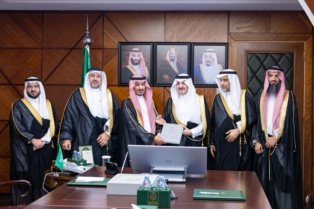 أمير المنطقة الشرقية يستعرض مشاريع مؤسسة الري التنموية في المنطقة لعام 2025