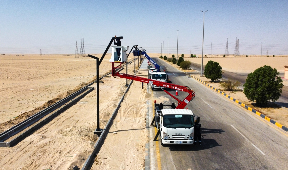 إضاءة جديدة.. تركيب 30 عمود إنارة في الممشى الرياضي بالنعيرية لعام 2025
