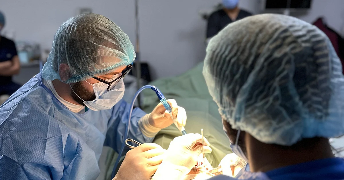 الابتسامة تمنح شابًا راحة نفسية وسلوكية بعد علاج أسنانه بالتخدير الكامل في 2025