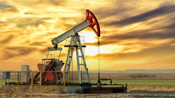 انخفاض أسعار النفط إلى أدنى مستوياتها في 2025 وسط قرارات أوبك+ وتزايد الحديث عن عقوبات ضد روسيا