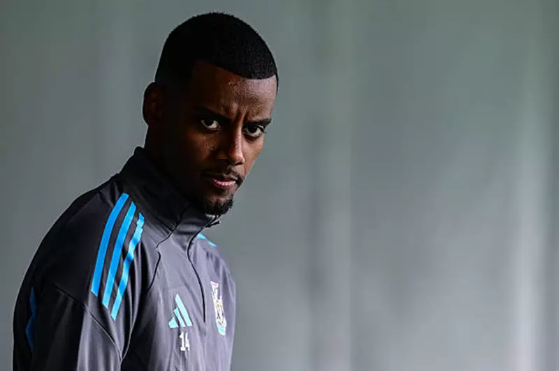 ليفربول يلوّح بالانسحاب من صفقة إيزاك بعد رفض عرضه الأول في 2025