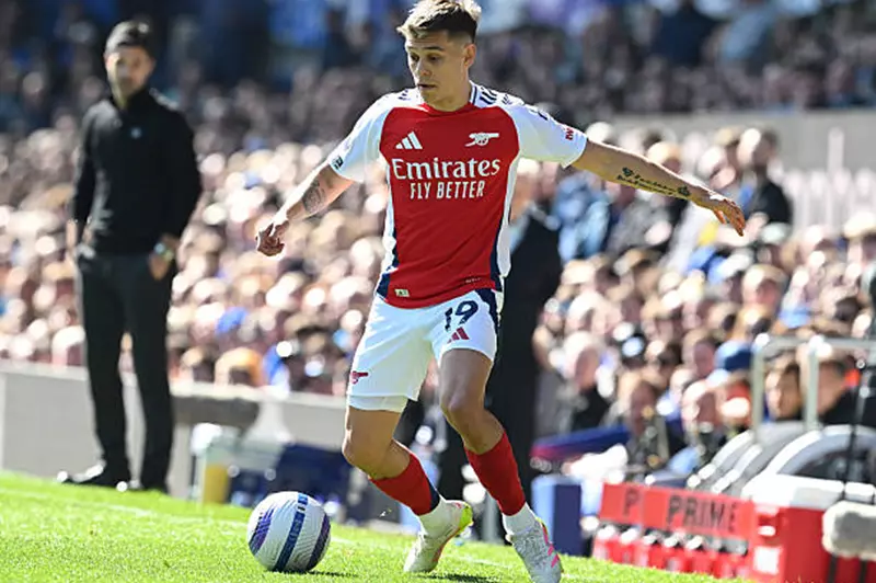 تروسارد يؤجل حسم تجديد عقده مع أرسنال في 2025 وسط دراسة لبدائل مستقبلية