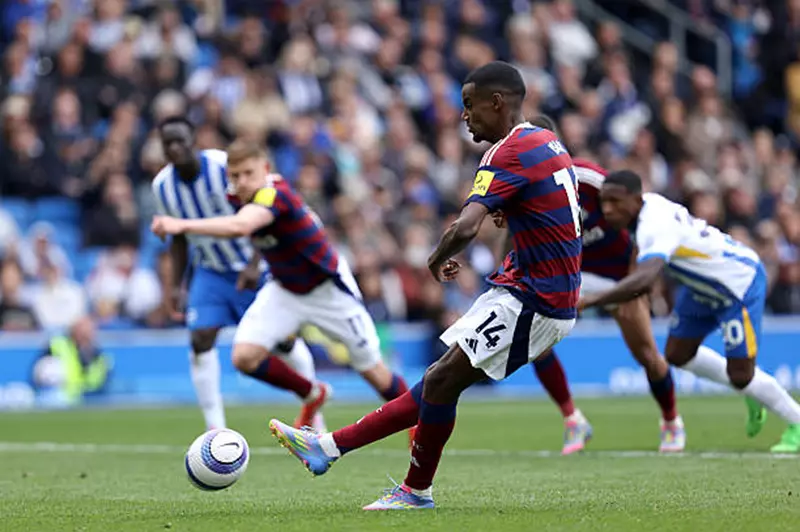 تصريحات مدرب نيوكاسل حول إيزاك.. الوضع لا يزال كما هو في 2025