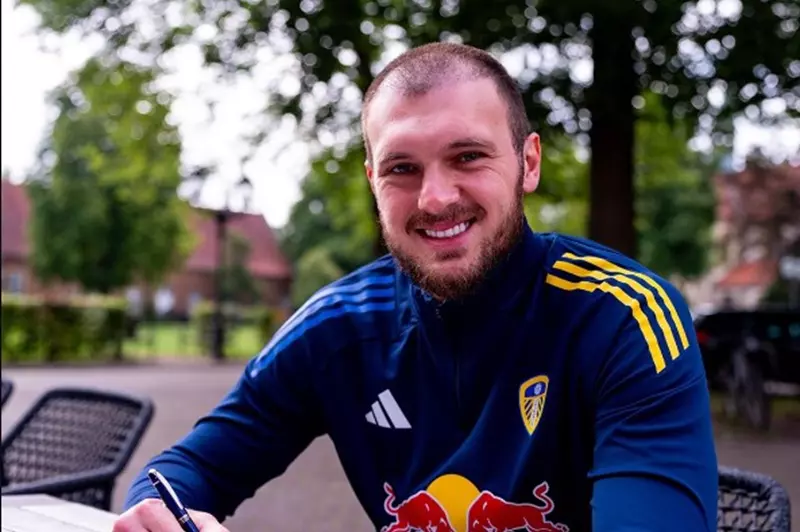 تطورات سوق الانتقالات في البريميرليج.. ليدز يونايتد يتعاقد مع حارس ليون في 2025