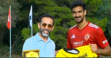 تكريم بن رمضان وتبادل الدروع استعداداً لمباراة الأهلى والبنزرتى التونسى 2025