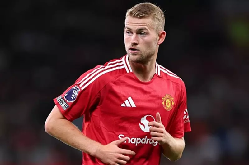 دي ليخت يشيد بتجهيزات معسكر مانشستر يونايتد لعام 2025.. ويكشف عن تحديات واجهت أموريم في تنفيذ أفكاره