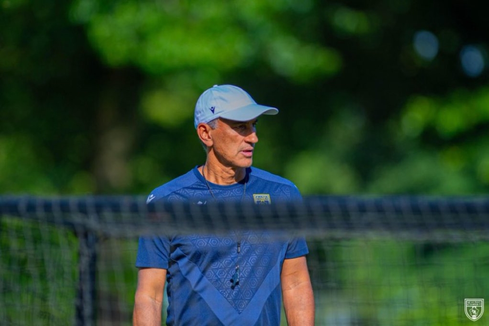 رحيل مدرب التعاون عن المعسكر.. شاموسكا يودع أحد أحبته في 2025