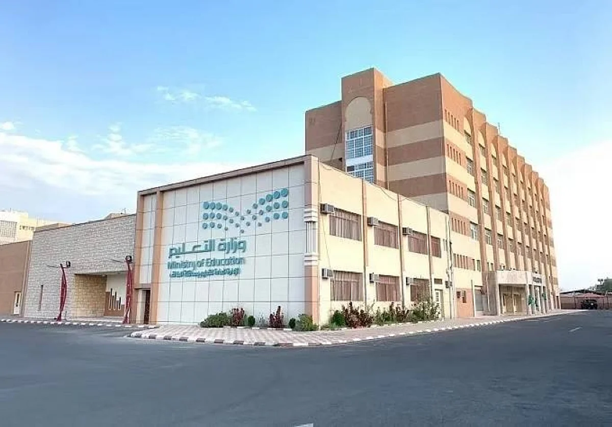 سارة الرقيب تشارك في برنامج سفراء موهبة ضمن مدرسة كامبريدج الصيفية 2025 ممثلة لتعليم الطائف