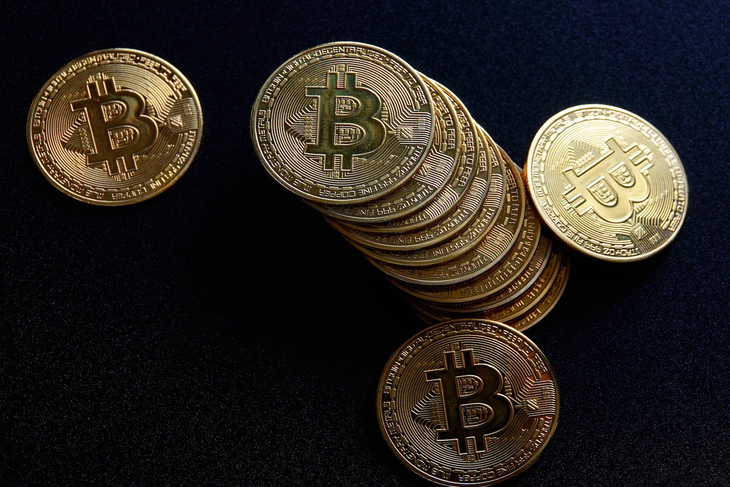 تحقيقات فيدرالية تلاحق أنشطة التداول الداخلي بصفقات العملات الرقمية الكبرى لعام 2025