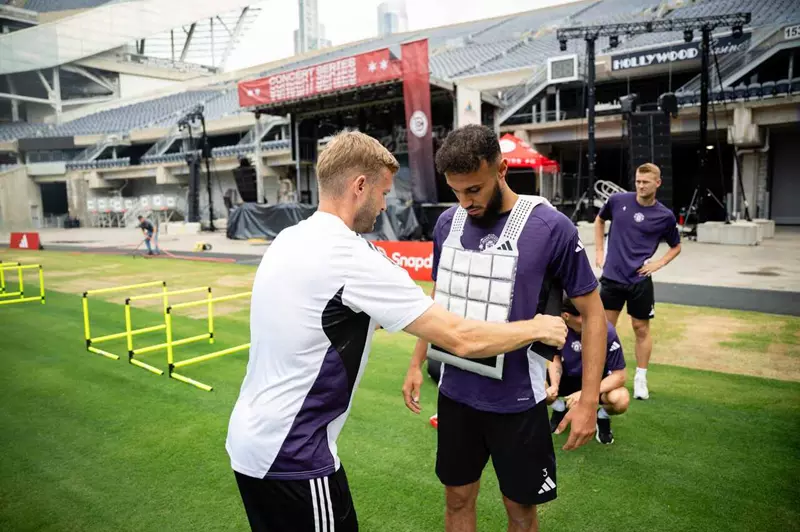 لاعبو مانشستر يونايتد يتجولون في أمريكا مرتدين سترات ثلجية رغم غيابهم عن كأس العالم للأندية 2025 (صور)