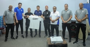 لجنة الحكام تقدم هدية قميص منتخب مصر لمندوب فيفا في ختام معسكر الـ VAR 2025.