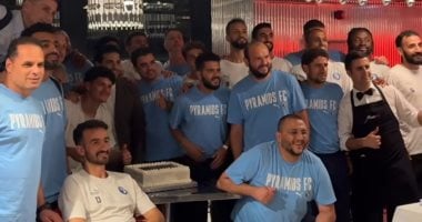 مائدة عشاء احتفالية تجمع رئيس بيراميدز ولاعبيه عقب فوزهم الودي على قاسم باشا في 2025.. صور