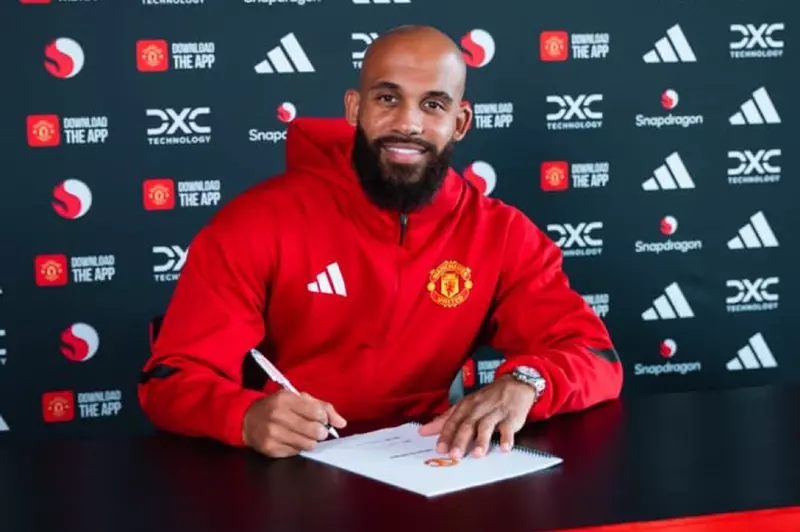 مبيومو يكشف.. تواصلت مع عدة أندية قبل انتقالي إلى مانشستر يونايتد