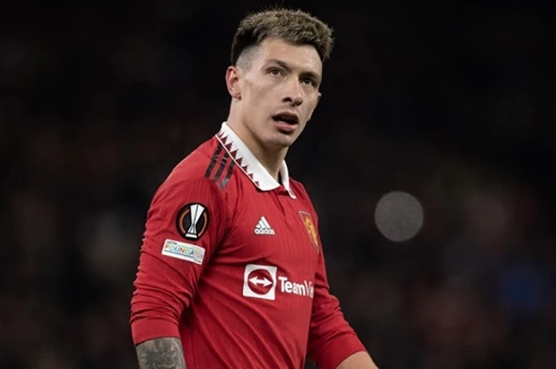 مدة غياب ليساندرو مارتينيز عن مانشستر يونايتد في موسم 2025 الجديد