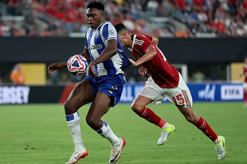 معلومات جديدة.. أستون فيلا يتقدم بعرض لضم سامو من بورتو