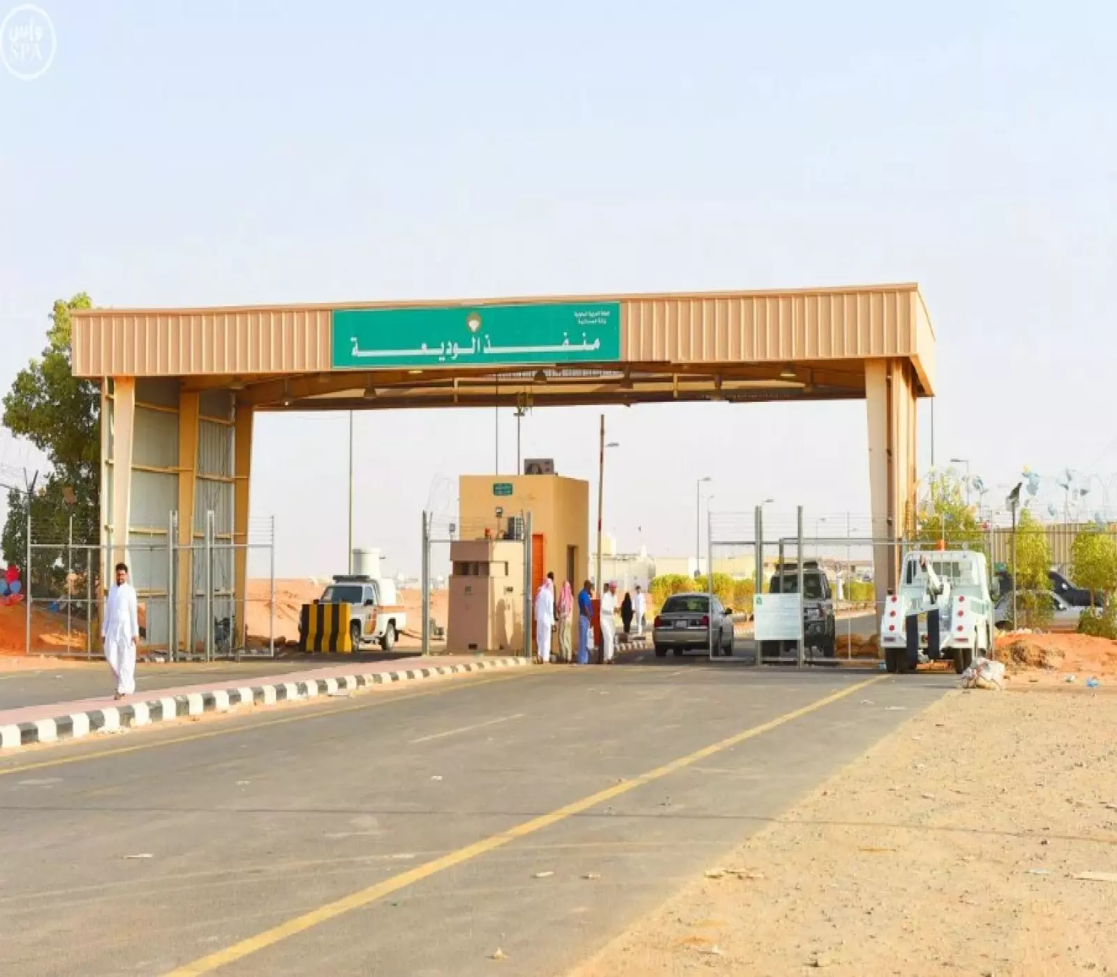 رسوم غير رسمية تفرض على المسافرين بمنفذ الوديعة.. جهات نافذة تقف وراء تحصيل الملايين