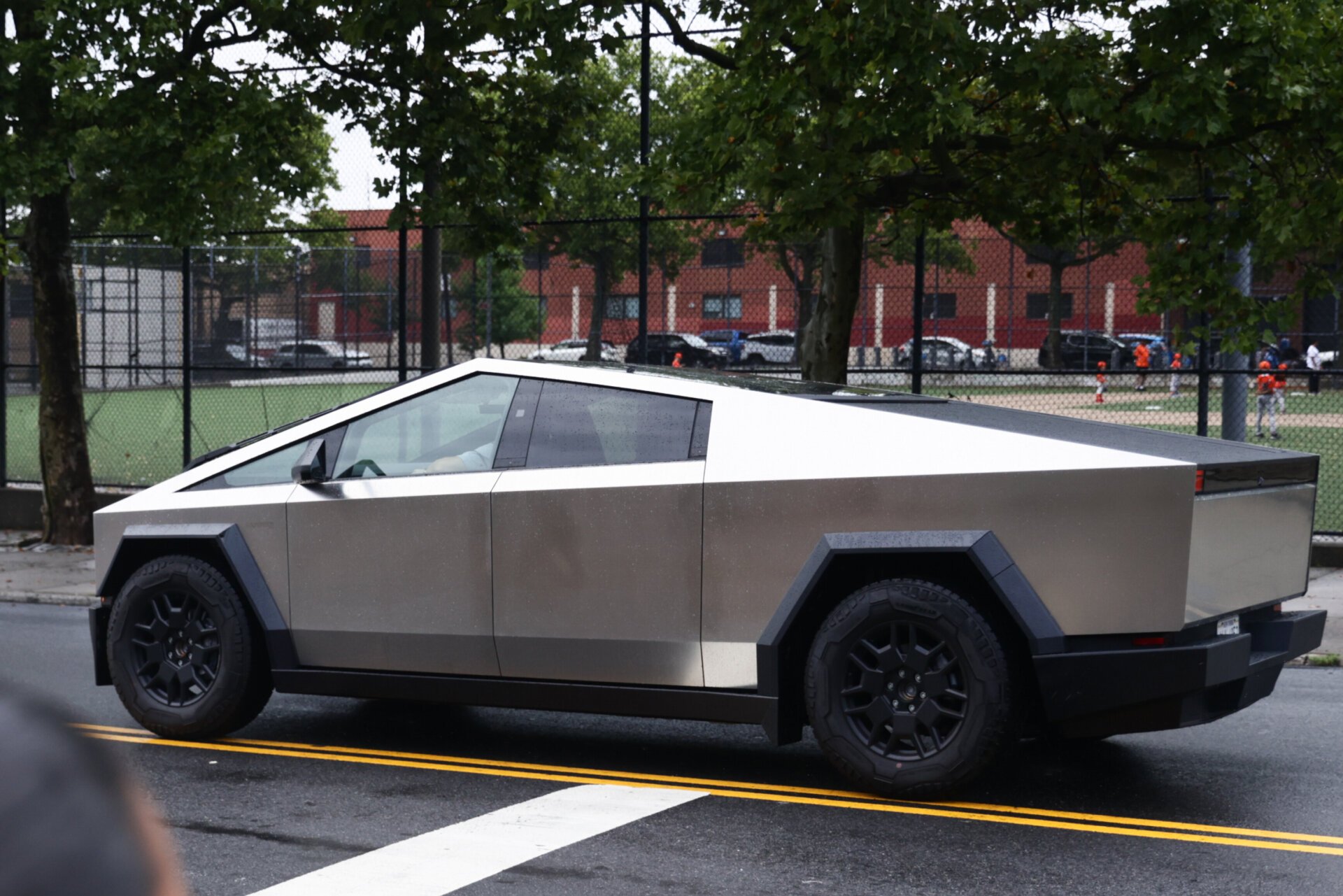 Cybertruck يتصدر مشهد تراجع أسعار سيارات تسلا المستعملة في 2025