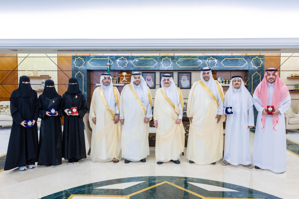 أمير المنطقة الشرقية يرحب برئيس جامعة حفر الباطن وطلبتها الفائزين بجوائز عالمية في 2025