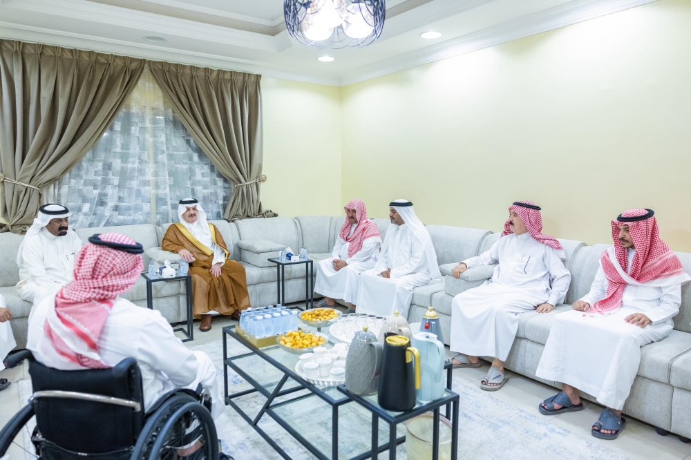 أمير المنطقة الشرقية يعزي عائلة العبيد في وفاة والدتهم 2025