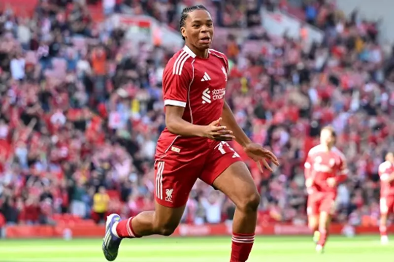 إبداع نجوموها في ليفربول.. يسجل هدفاً رائعاً من منتصف الملعب في 2025