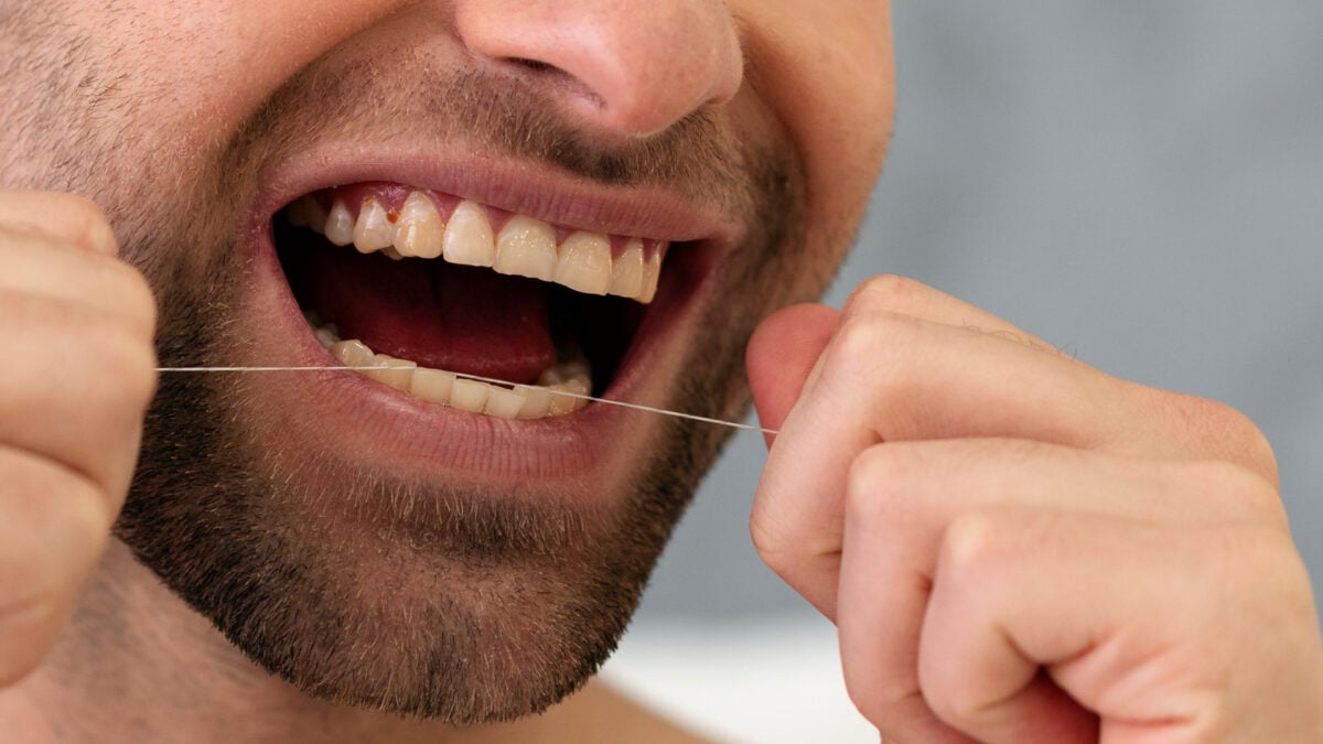 ابتكار في 2025.. خيط الأسنان يوفر لقاحات الجيل الجديد دون الحاجة للحقن