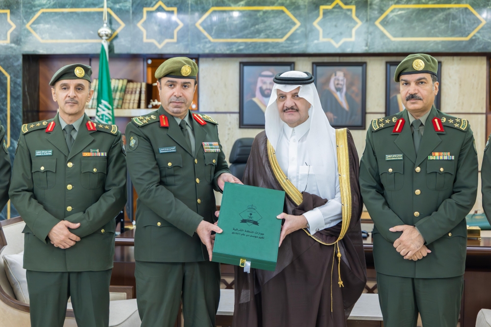 أمير المنطقة الشرقية يشيد بتقدم الخدمات الرقمية للجوازات خلال استقباله مديرها في 2025