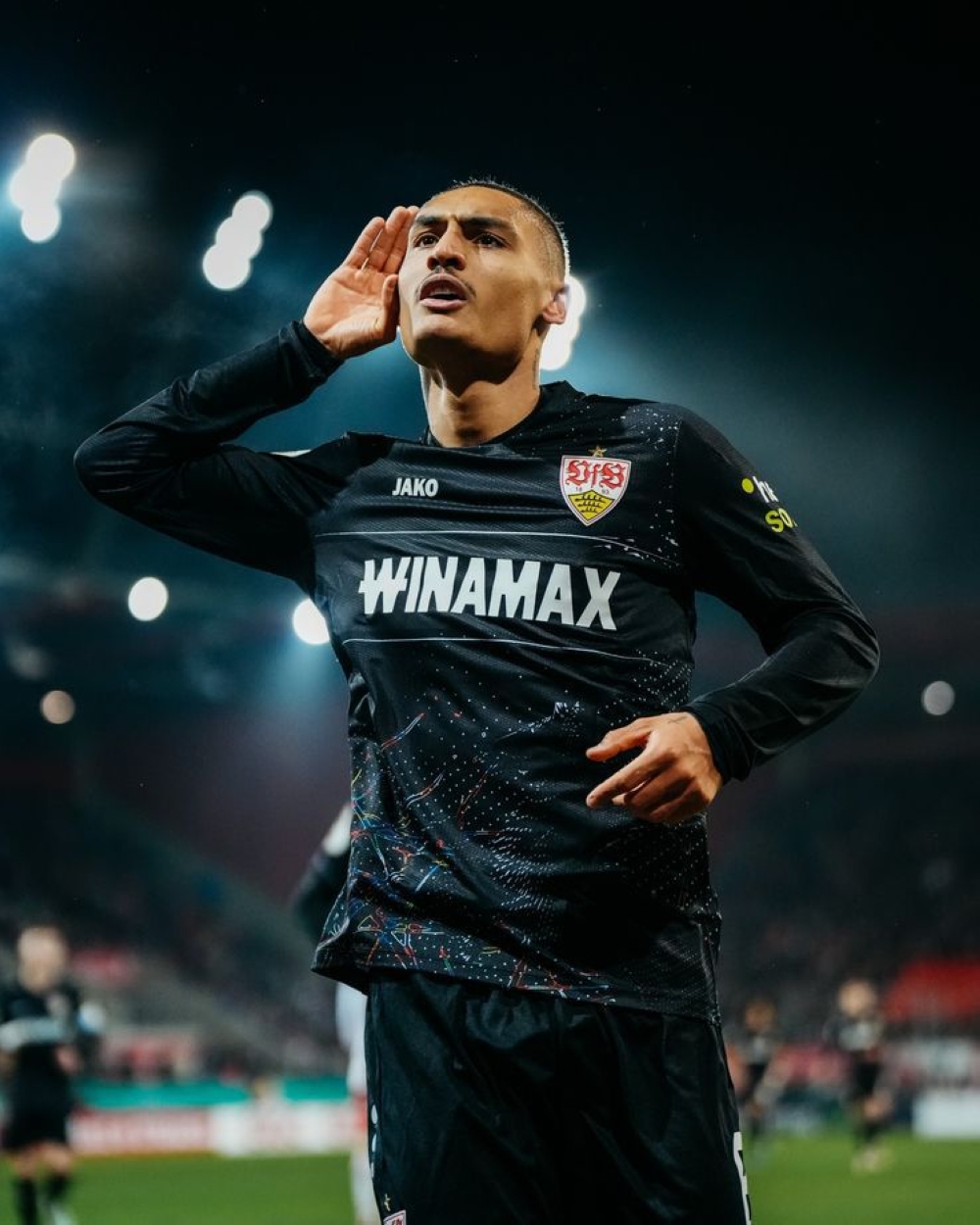 الأهلي يتوصل لاتفاق نهائي للتعاقد مع إنزو ميلوت من شتوتجارت الألماني في صيف 2025