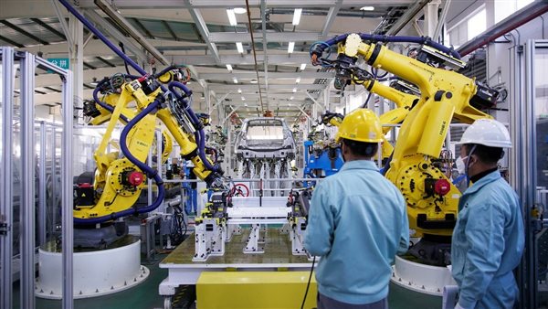 المصانع الآسيوية تواجه انخفاضاً في النشاط وسط اضطرابات التجارة وتراجع الطلب في 2025