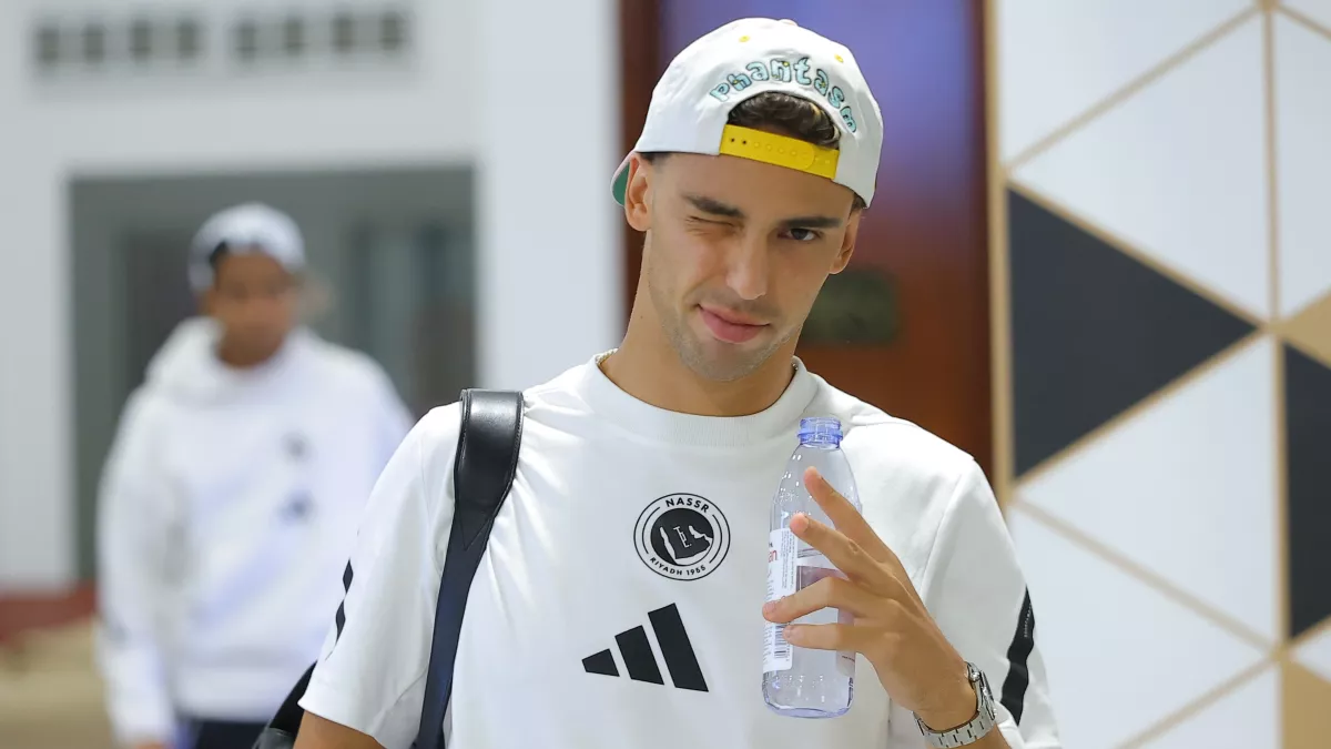 انتصار في هونغ كونغ يثير ضجة في السعودية.. هل أُزيلت صورة كومان مع البعثة بسرعة في 2025؟