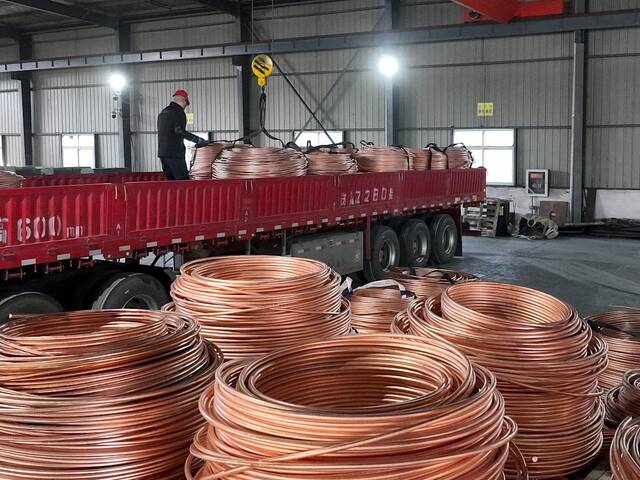 انخفاض أسعار النحاس في 2025 مع صعود الدولار وتزايد المخزون وضعف الطلب الصيني