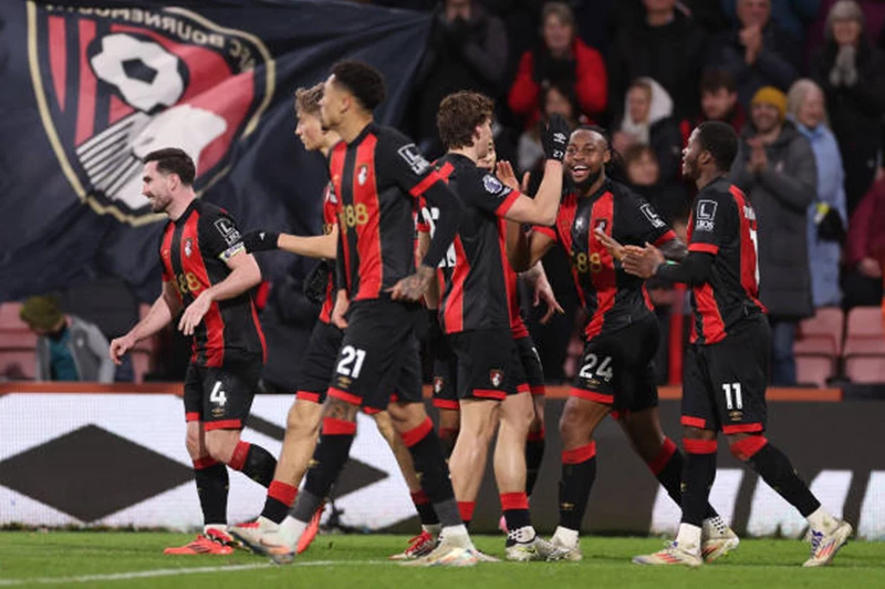 باريس سان جيرمان يسعى لاستقطاب مدافع بورنموث بعرض حديث في 2025