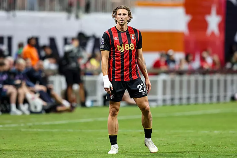 باريس سان جيرمان يعزز دفاعه بمدافع بورنموث في صفقة تتجاوز هويسين عام 2025