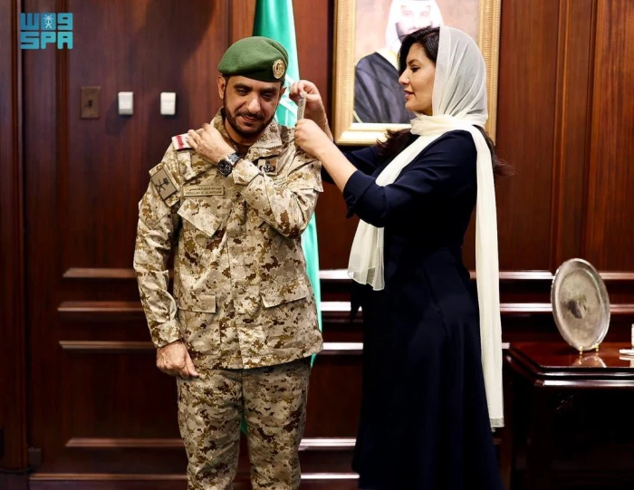 صور توثق.. سفيرة السعودية في أمريكا تمنح الملحق العسكري رتبته الجديدة