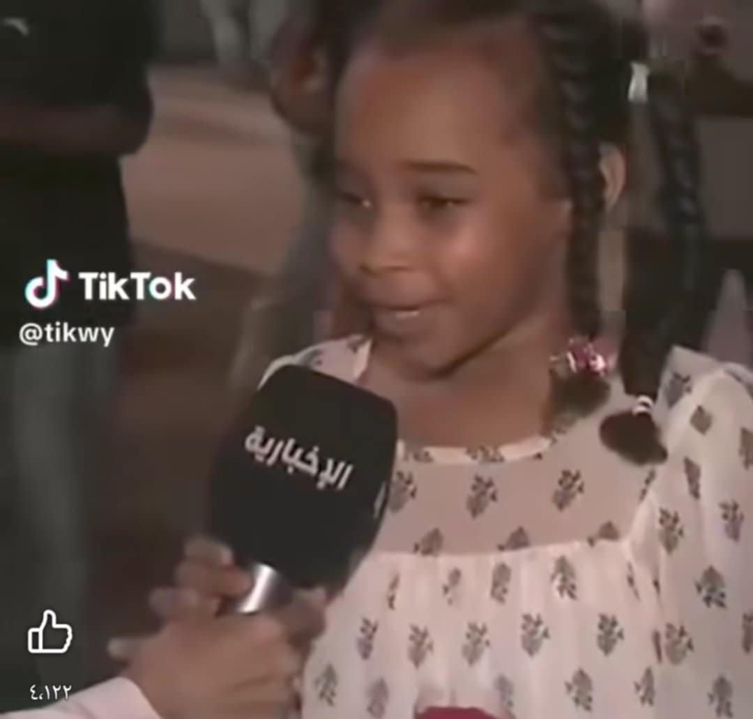 بالصور والفيديو.. طفلة سودانية تذهل مذيعاً سعودياً بفصاحتها وإتقانها للغتين العربية والإنجليزية والجمهور يعبّر عن فخره بها 2025