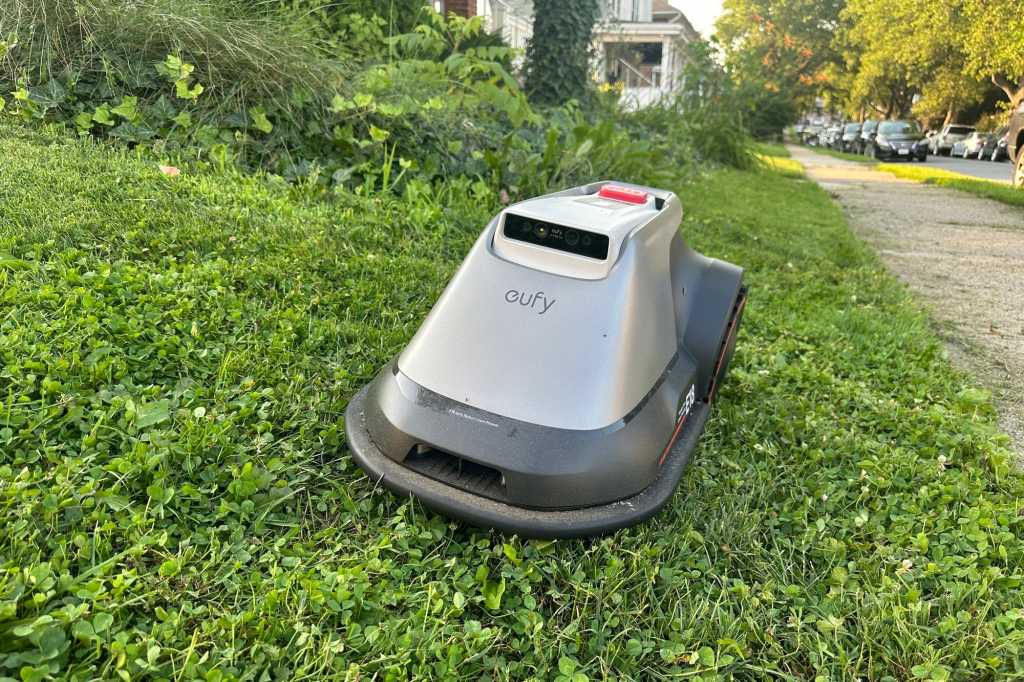 تجربة Eufy Lawnbot E18 في 2025.. الحل الذكي لقص العشب في الحدائق الصغيرة