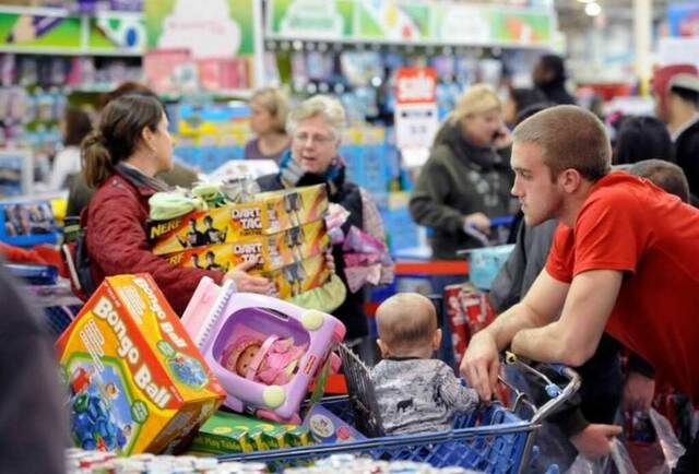 تراجع ثقة المستهلكين الأمريكيين بمقدار 1.3 نقطة في أغسطس 2025 وفقًا لتقرير كونفرانس بورد