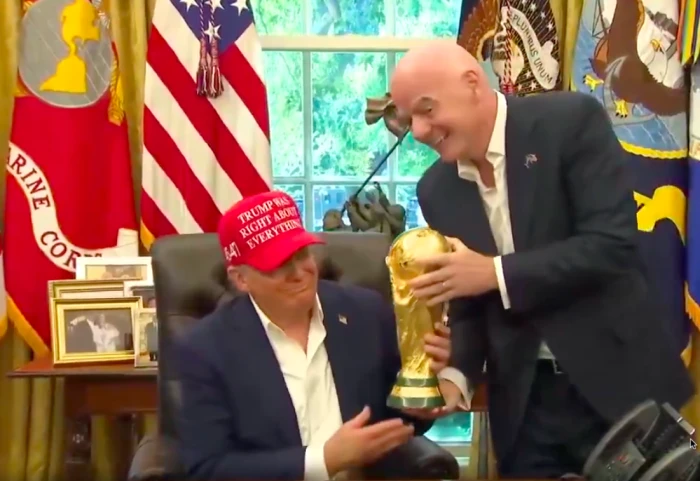 ترامب يتسلم مجسم كأس العالم من رئيس فيفا ويسأل مازحًا.. “هل يمكنني الاحتفاظ به” – شاهد الفيديو 2025