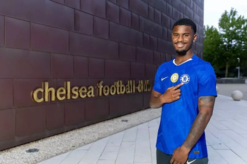 تشيلسي يبرم صفقة جديدة مع مدافع آياكس بشكل رسمي في 2025