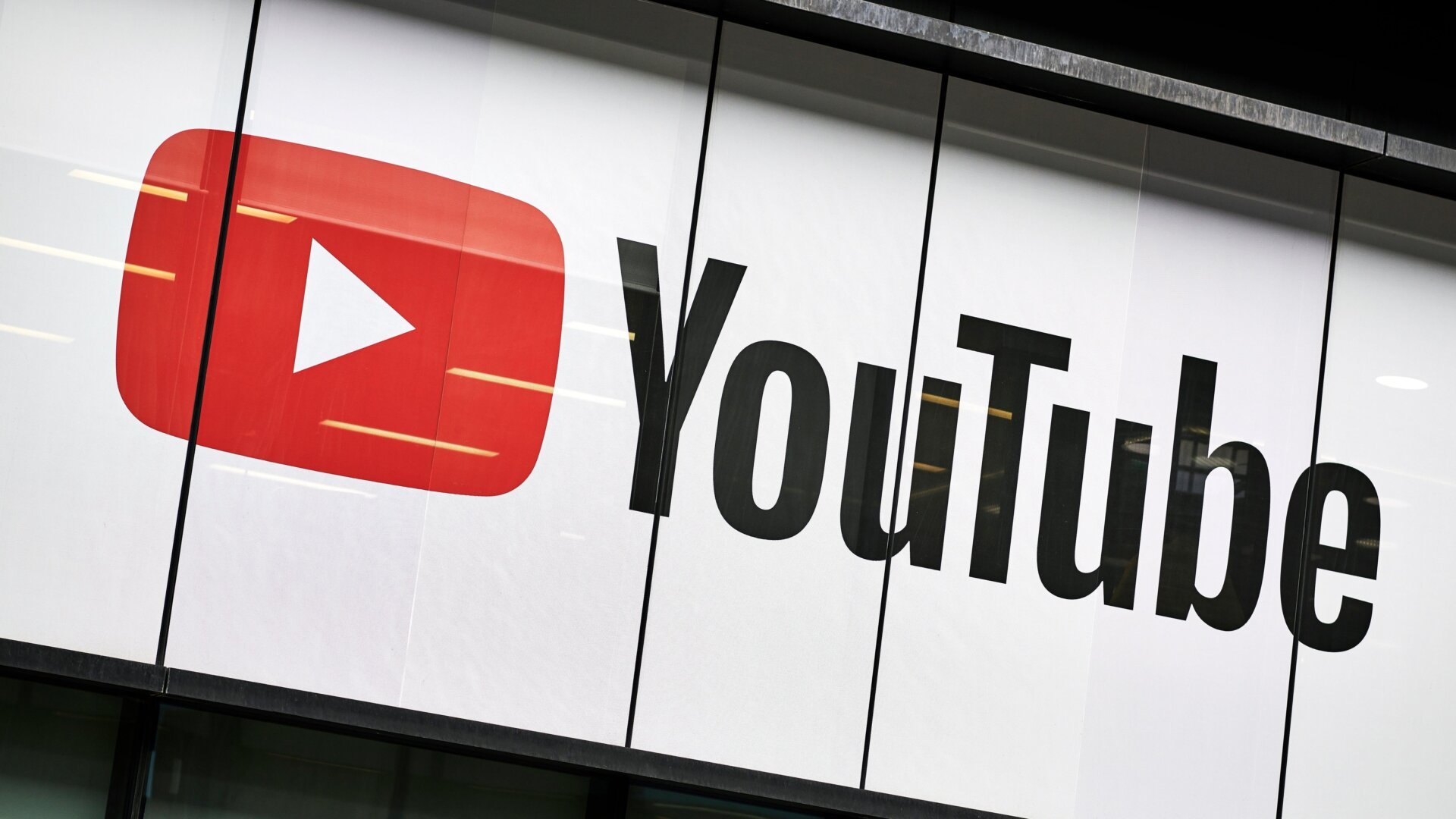 تطور استخدام الذكاء الاصطناعي في تحسين فيديوهات YouTube 2025